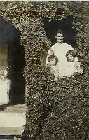 Great photo of Lucy Florence Abbott Speed (1864-1923), wife of Henry Lewis Speed (1852-1917). Children, from left to right, Kitty Speed and Edith Speed, daughters of  Charlie Speed and Mary Moore Speed.